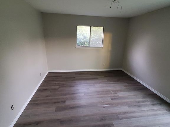 3rd image of 7443 Stonehouse Dr