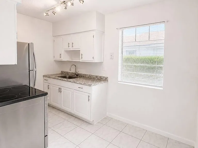 650 SW 15th Ave #1-10 — Photo 3
