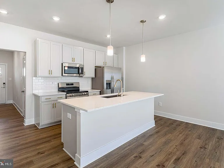 214 Matilda — Photo 5