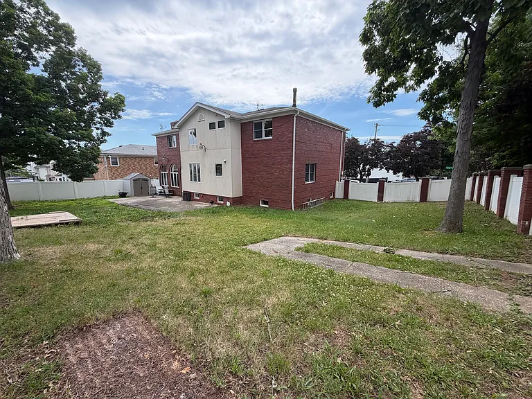 Ionia Ave — Photo 25