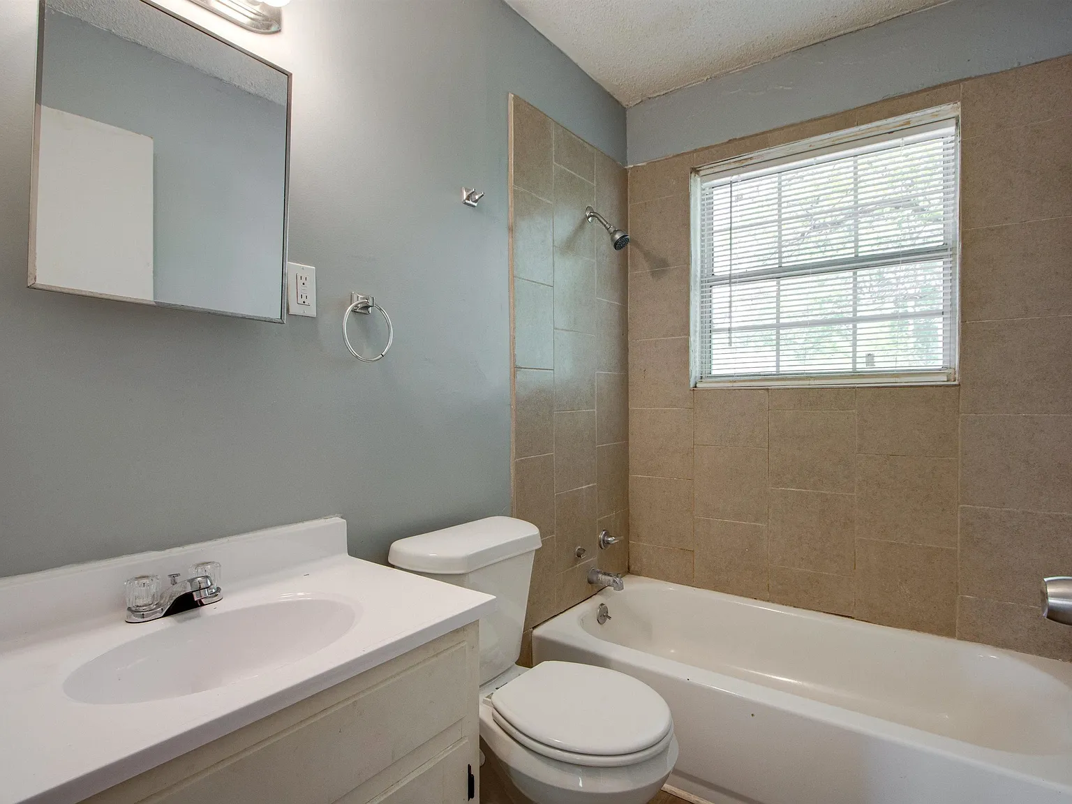 3 bed, 1.0 bath, 999 sqft, $1,000 — Photo 3
