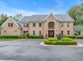 61 Geralind Dr, Muttontown, NY 11791