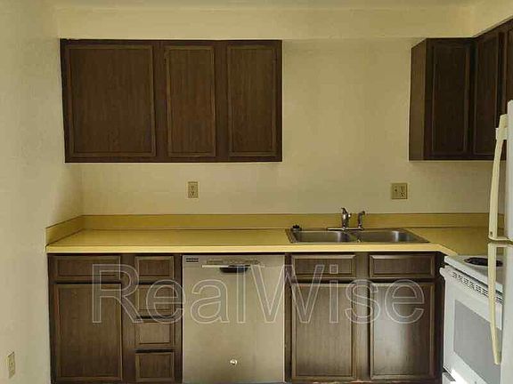 3rd image of 303 NW Tumlin Ave