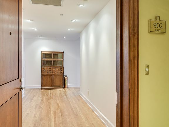 3rd image of 901 W 9th St APT 902