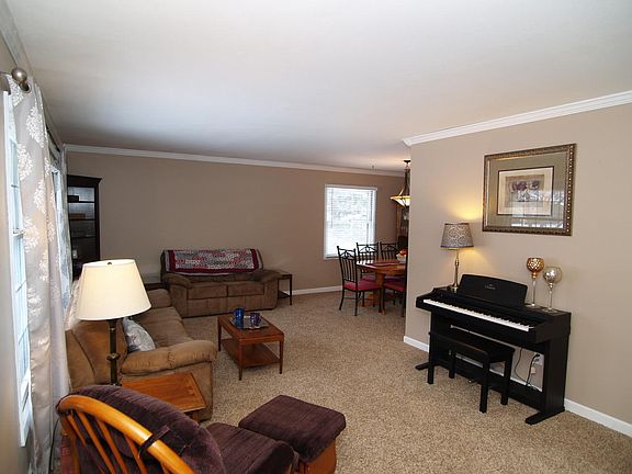 3rd image of 992 Keats Cir