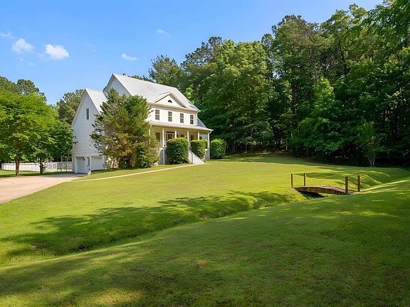 3rd image of 11 Crossbrook Cir