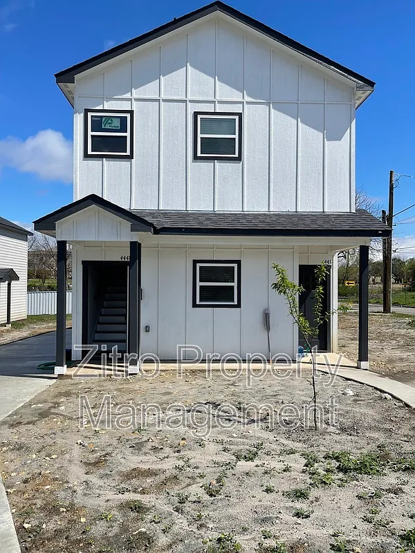 3 bed, 2.0 bath, 1600 sqft, $2,000 — Photo 1