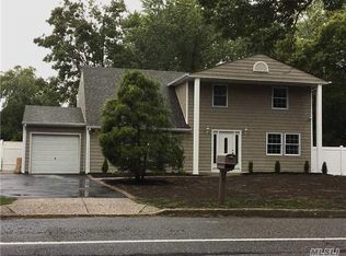 14 Pine Rd, Coram, NY 11727