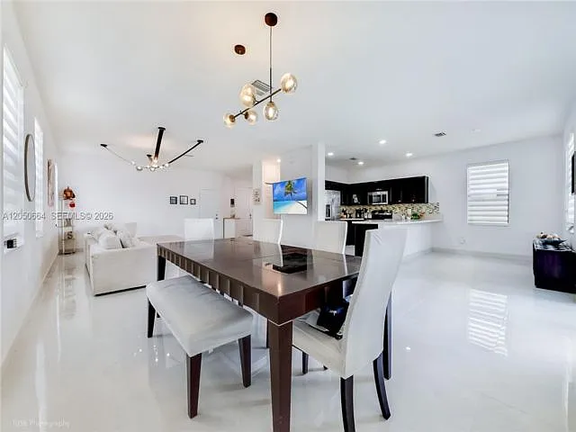 4 bed, 3.0 bath, 2160 sqft, $3,900 — Photo 4