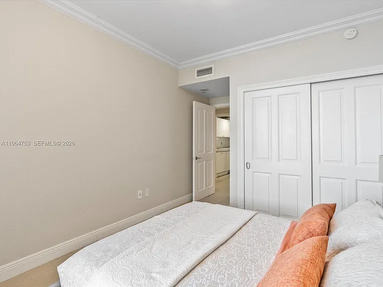 17875 Collins Ave #4405 — Photo 38
