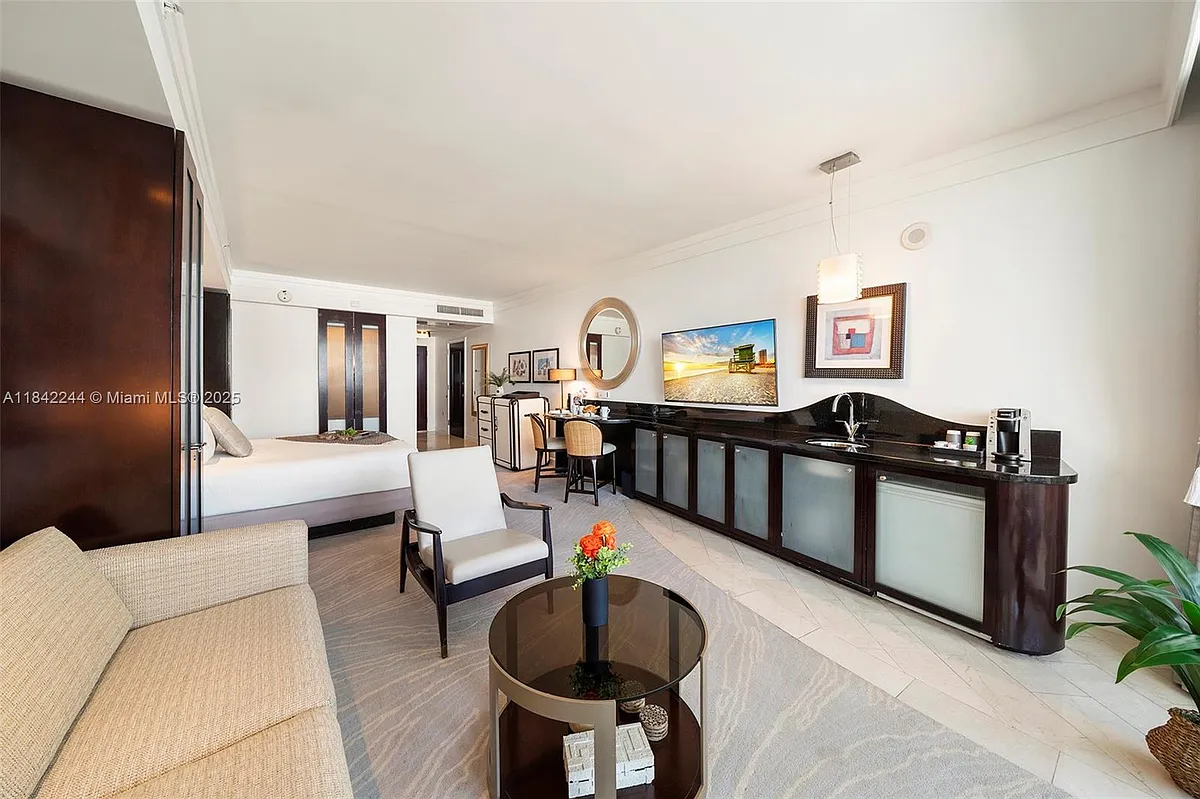 Building Photo - 4391 Collins Ave #802