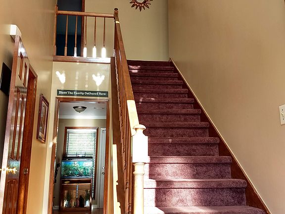 4th image of 385 Seneca Dr