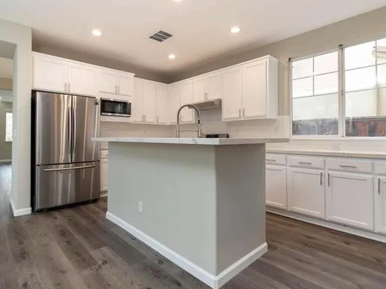 568 Engle Ct — Photo 12