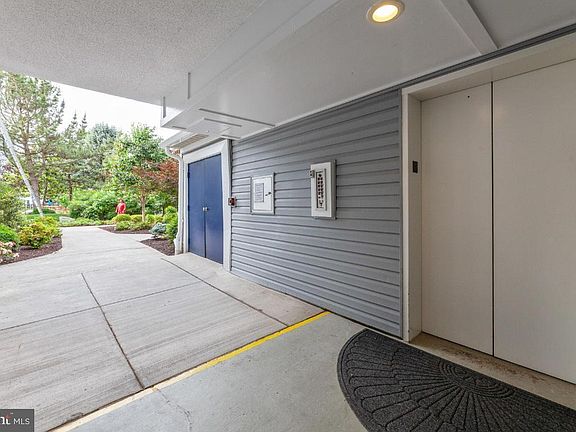 5th image of 3179 Summit Square Dr Unit 2-E5