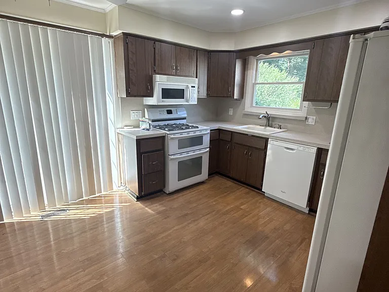 54 Longwood Dr — Photo 4
