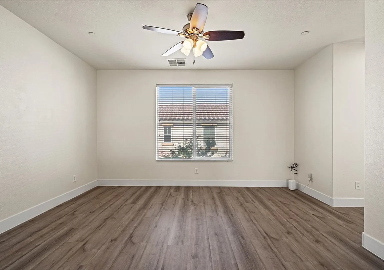 Multiple Living Spaces, Dual Primary Suites in 4 Bd 3.5 bth 2 Car Garage — Photo 4