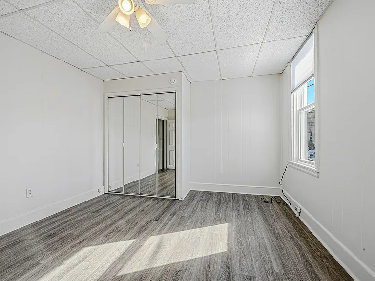 1813 W 7th St — Photo 19