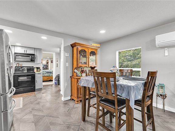 4th image of 17166 Primrose Ln