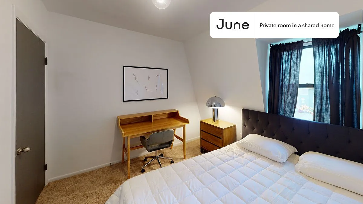Full bedroom in 5 bed/2 bath home in Logan Circle #415 2C — Photo 2