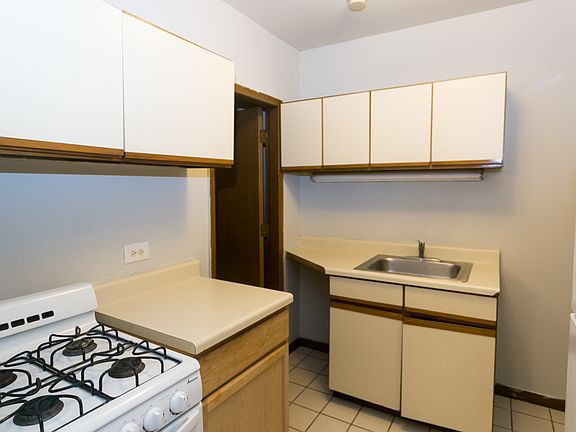 4th image of 821 W Cornelia Ave APT 215
