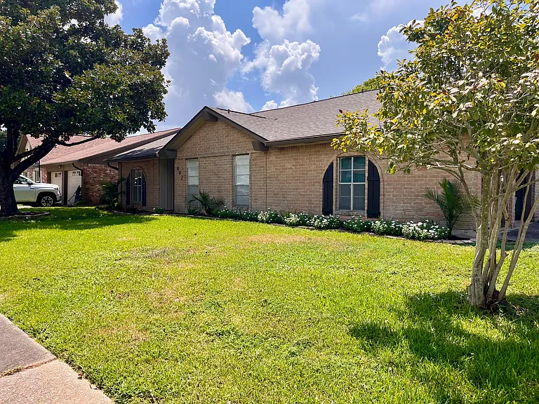 802 Voyager Dr — Photo 2