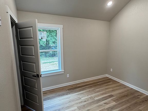 5th image of 2825 Sara St