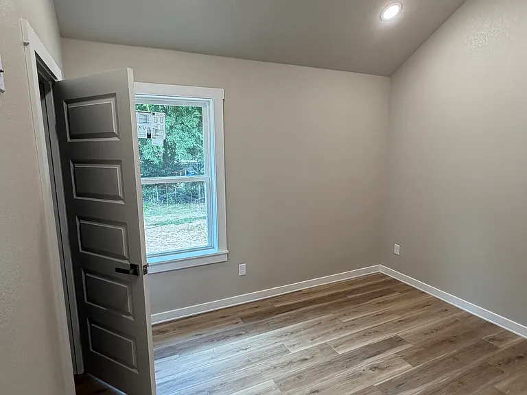 2825 Sara St — Photo 4