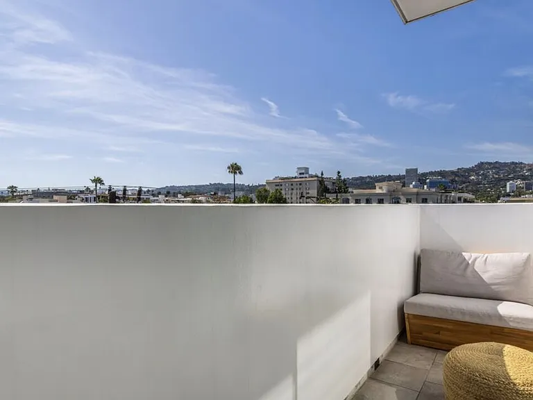 137 N Doheny Dr #2 — Photo 23