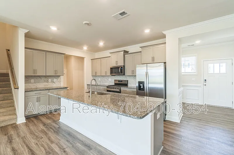 4 bed, 2570 sqft, $2,050 — Photo 2