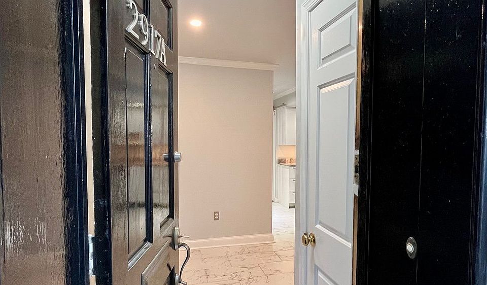 Entrance hall to apartment\