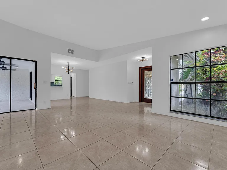 10084 Camelback Ln — Photo 2