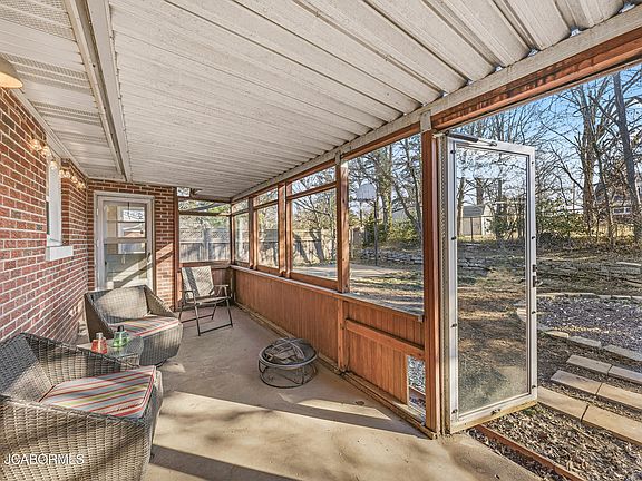 5th image of 310 Crest Dr