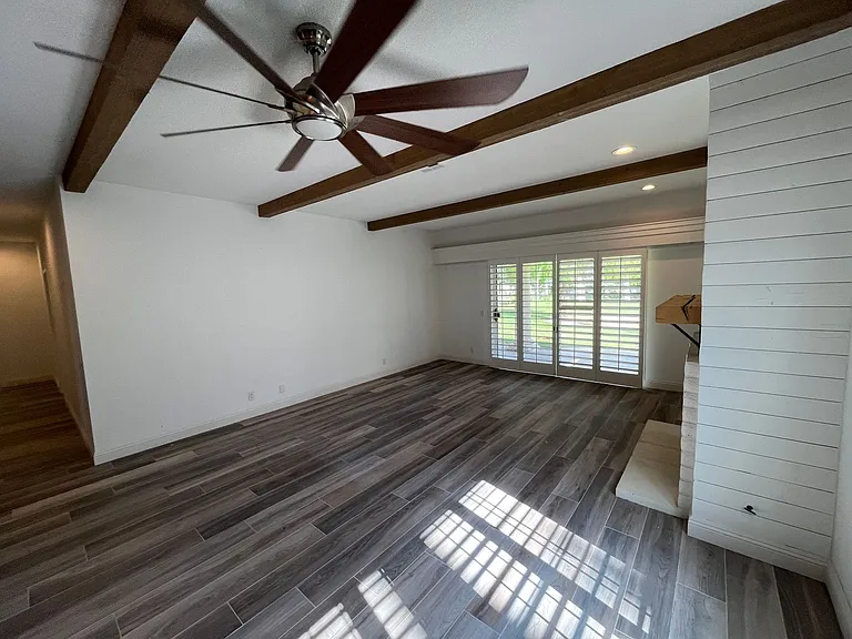 289 Vista Royale Cir W — Photo 33