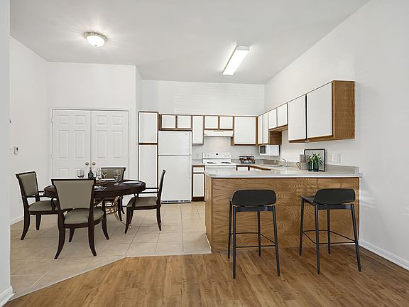 3rd image of 411 West Rd #4635092