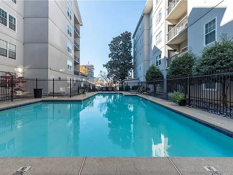 1075 Peachtree Walk NE — Photo 2