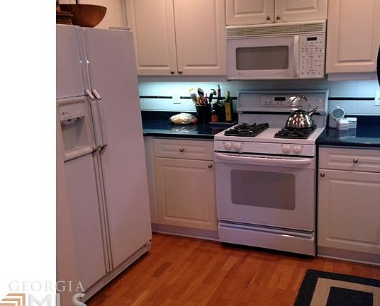 Spacious kitchen with gas stove for best cooking