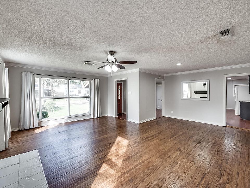 1st image of 924 Red Oak Ln