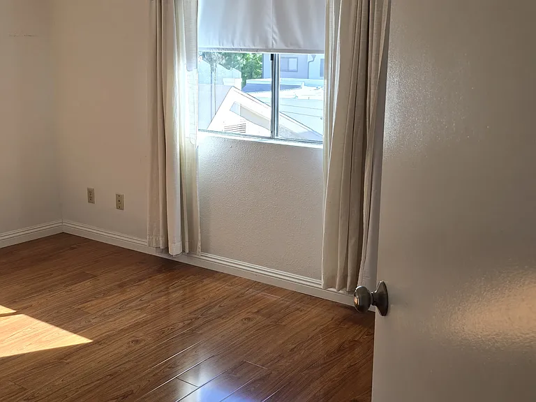 1049 Linden Ave #7 — Photo 10