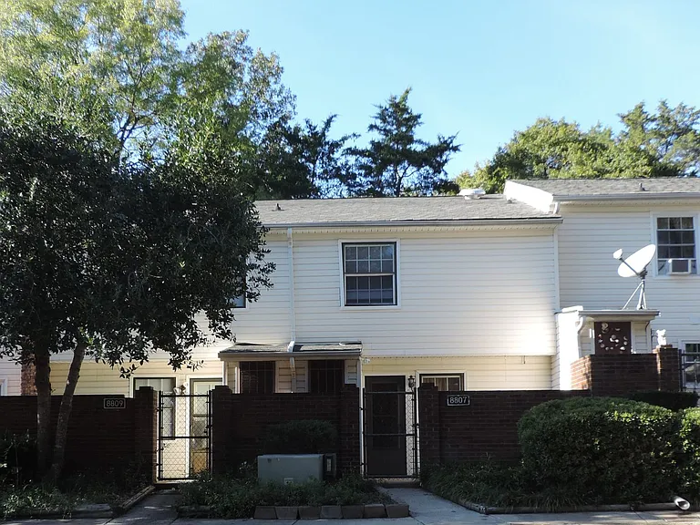 8807 Hunter Ridge Dr — Photo 3
