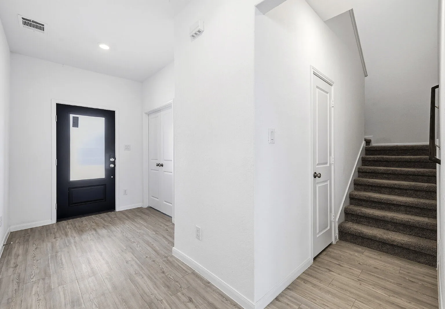 5 bed, 3.5 bath, 2656 sqft, $2,400 — Photo 2