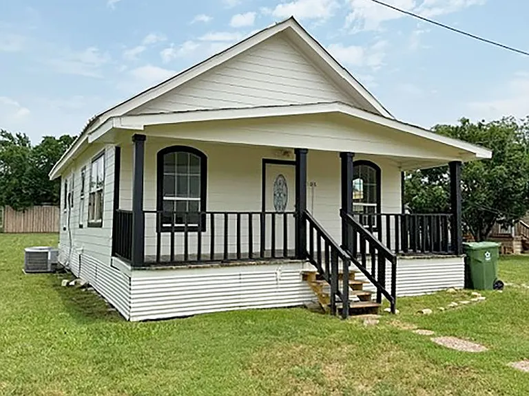 108 W Walnut St — Photo 1