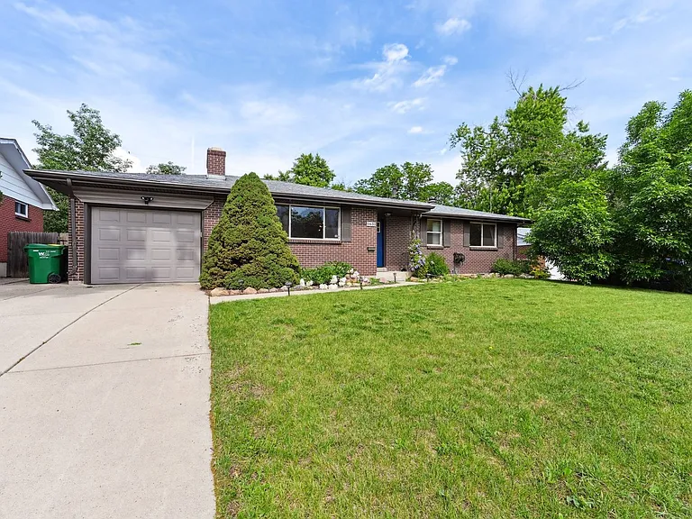 1631 S Allison St — Photo 2