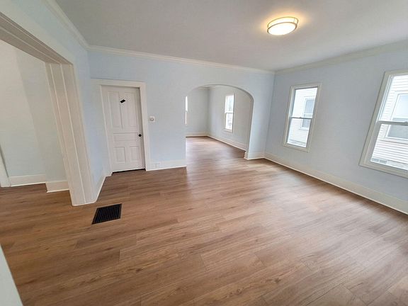 4th image of 110 Hillsdale St