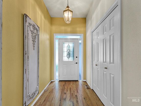 3rd image of 323 Larkspur Ct