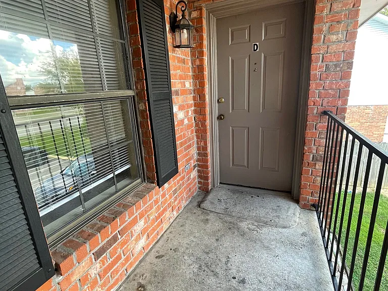 1548 Delplaza Dr #D — Photo 10
