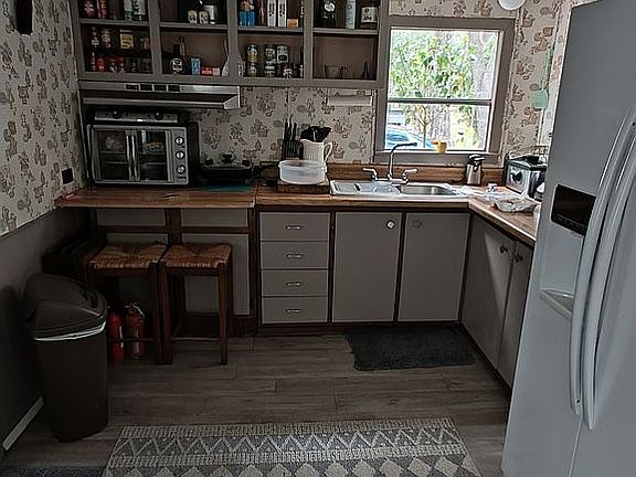 3rd image of 1177 Moore Haven Cir NE
