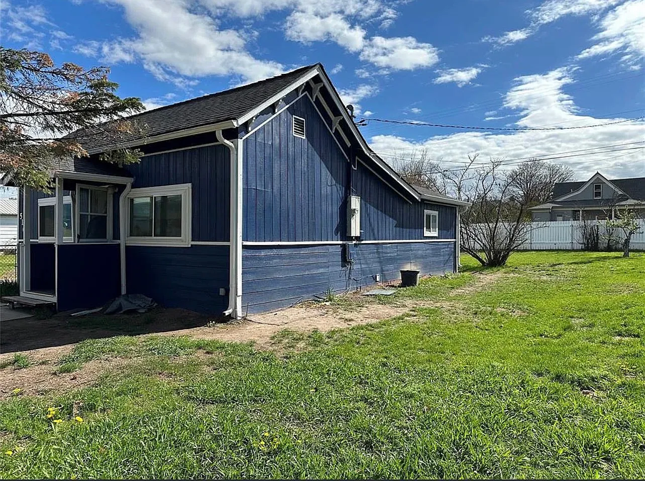 2 bed, 734 sqft, $1,700 — Photo 2
