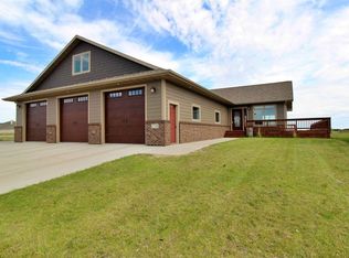 1720 Valley Bluffs Dr, Minot, ND 58701