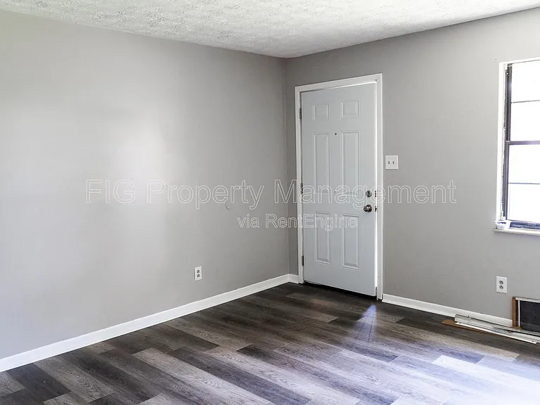 129 Hillcrest Dr #8 — Photo 2