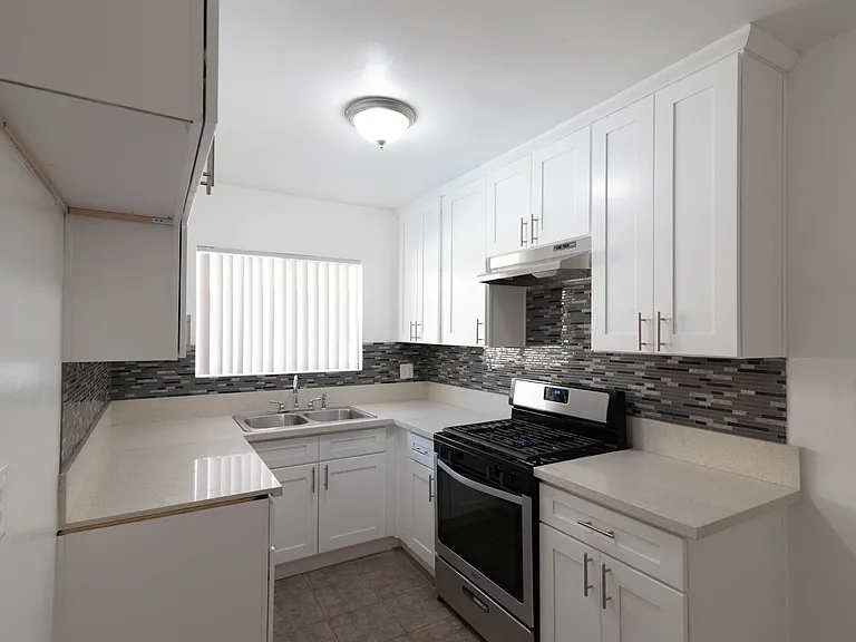 Sepulveda Apartments — Photo 27
